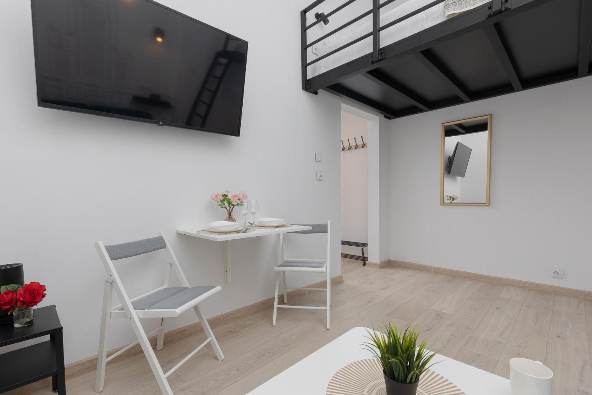Aleja Wyzwolenia Studio With Mezzanine Downtown By Renters Lägenhet Warszawa